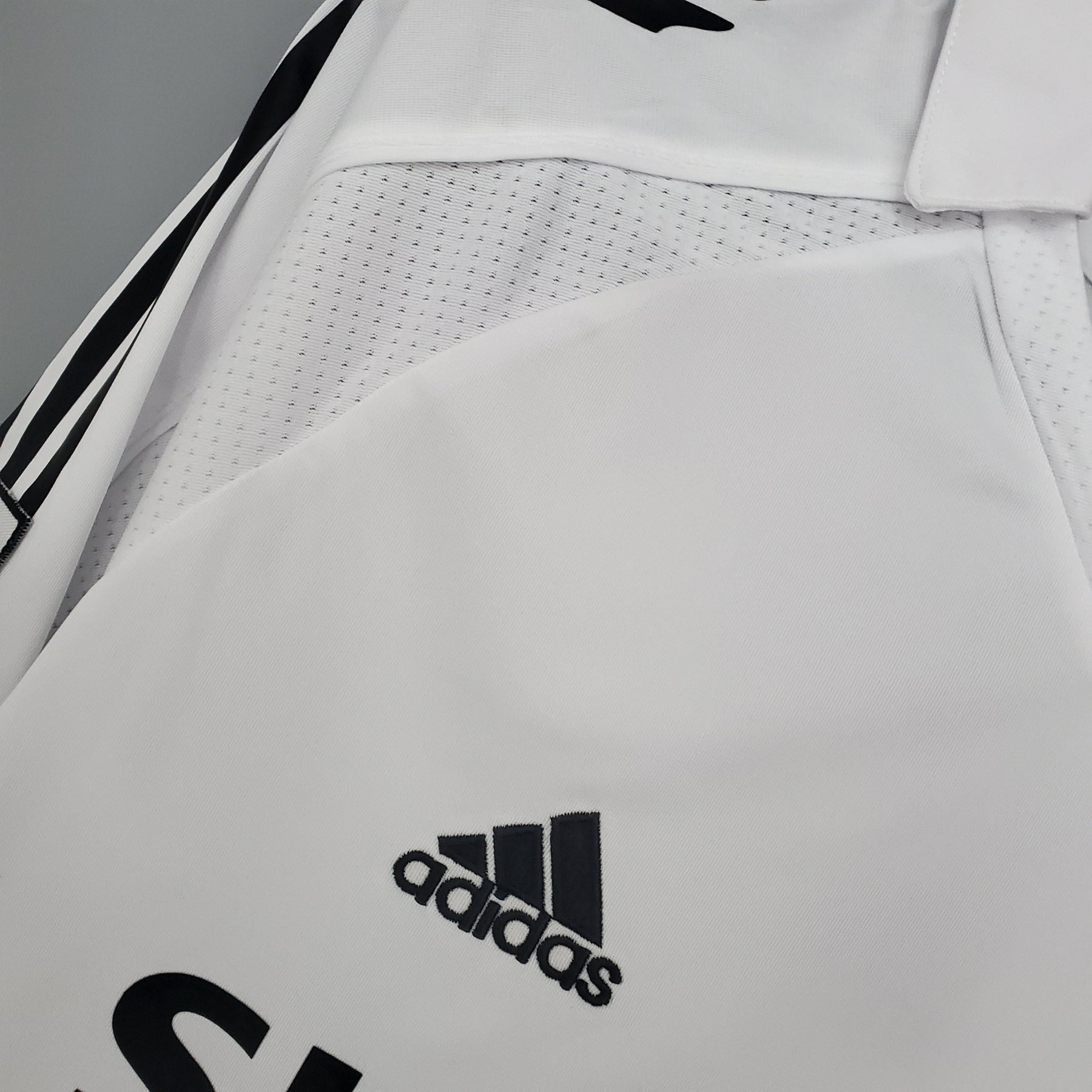 Real Madrid Retro Home Jersey 2005/2006 - Long Sleeve